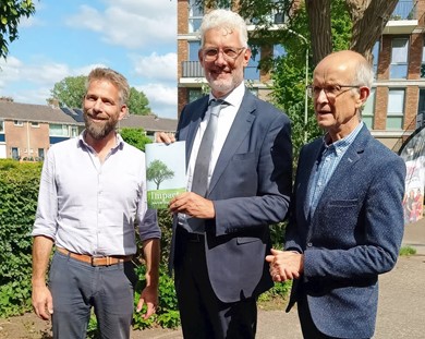 Gerard Agterkamp, Marco Out, Jan Jacob Boersma met het Impact Jaarverslag 2024
